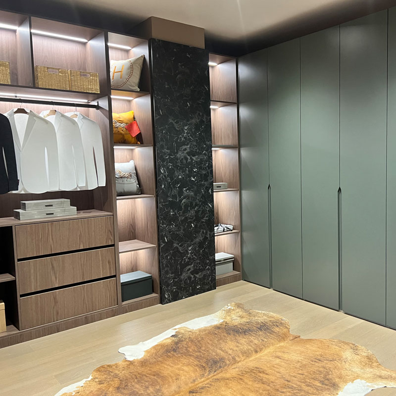 বার্ণিশ শয়নকক্ষ এবং রুম wardrobes মধ্যে হাঁটা